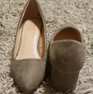 Simply styled chunky heels.💕